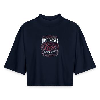 Time Passes Love Does Not - Valentinstag  - Boxy Frauen Recyceltes 1/2 Sleeved T-Shirt by Stanley/Stella - Navy - Vorne - AI Model Female 172 light (172cm)