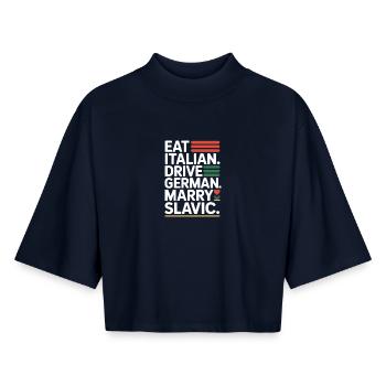 Mange un conduit italien, épouse un Slave Balkan, une voiture - T-shirt femme coupe boxy recyclé manches mi-longues Stanley/Stella - marine - Devant - AI Model Female 172 light (172cm)