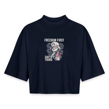 La liberté d’abord, la sécurité en troisième position. Jef - T-shirt femme coupe boxy recyclé manches mi-longues Stanley/Stella - marine - Devant - AI Model Female 172 light (172cm)