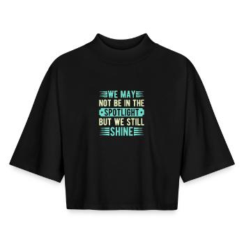 Le théâtre musical n’est pas le projecteur mais nous brillons - T-shirt femme coupe boxy recyclé manches mi-longues Stanley/Stella - noir - Devant - AI Model Female 172 light (172cm)