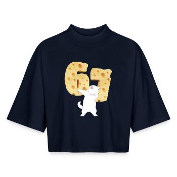 Funny 67 Meme TAPONNANT DU FROMAGE DE CHAT 67E T-ANNIVERSAIRE - T-shirt femme coupe boxy recyclé manches mi-longues Stanley/Stella - marine - Devant - AI Model Female 172 light (172cm)
