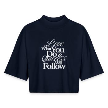 Dicton motivant : Aimez ce que vous faites – Chemise de réussite - T-shirt femme coupe boxy recyclé manches mi-longues Stanley/Stella - marine - Devant - AI Model Female 172 light (172cm)