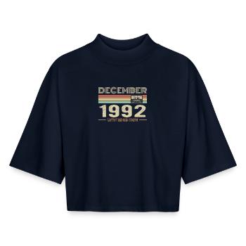 Décembre 1992 anniversaire Décembre 1992 Décembre - T-shirt femme coupe boxy recyclé manches mi-longues Stanley/Stella - marine - Devant - AI Model Female 172 light (172cm)