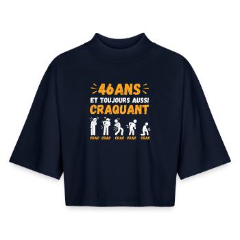 46 Ans Toujours Aussi Craquant Humour Crac - T-shirt femme coupe boxy recyclé manches mi-longues Stanley/Stella - marine - Devant - AI Model Female 172 light (172cm)