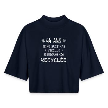 ado recyclée, anniversaire 44 ans, j'ai 44 ans - T-shirt femme coupe boxy recyclé manches mi-longues Stanley/Stella - marine - Devant - AI Model Female 172 light (172cm)