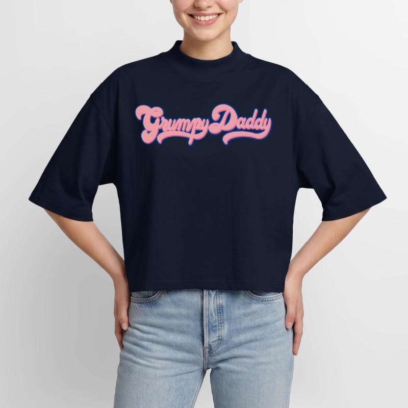 Script rétro de Grumpy Daddy - Couleur « Chewing-gum » T-shirt femme coupe boxy recyclé manches mi-longues Stanley/Stella