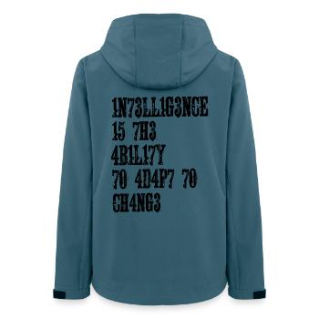 L’INTELLIGENCE EST LA CAPACITÉ DE S’ADAPTER AU CHANGEMENT - Veste softshell femme recyclée Stanley/Stella - bleu pétrole foncé - Dos - AI Model Female 172 light (172cm)