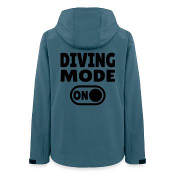 Diving Mode On – Tauchen - Frauen Recycelte Softshelljacke von Stanley/Stella - Dunkles Petrol - Hinten - AI Model Female 172 light (172cm)