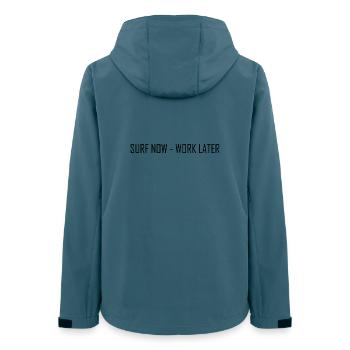 Surf Now - Frauen Recycelte Softshelljacke von Stanley/Stella - Dunkles Petrol - Hinten - AI Model Female 172 light (172cm)