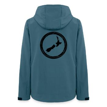 new zealand - Frauen Recycelte Softshelljacke von Stanley/Stella - Dunkles Petrol - Hinten - AI Model Female 172 light (172cm)