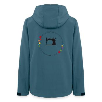 machine à coudre stylisée nostalgique avec boutons - Veste softshell femme recyclée Stanley/Stella - bleu pétrole foncé - Dos - AI Model Female 172 light (172cm)