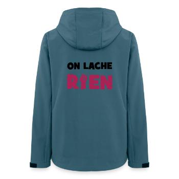 On lâche rien ! - Veste softshell femme recyclée Stanley/Stella - bleu pétrole foncé - Dos - AI Model Female 172 light (172cm)
