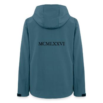MCMLXXVI 1976 années d'anniversaire romaine - Veste softshell femme recyclée Stanley/Stella - bleu pétrole foncé - Dos - AI Model Female 172 light (172cm)