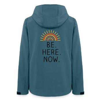 Be Here Now dreifarbig - Frauen Recycelte Softshelljacke von Stanley/Stella - Dunkles Petrol - Hinten - AI Model Female 172 light (172cm)