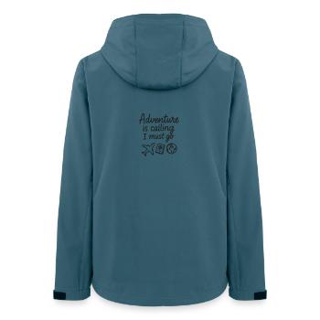 Conception de citation de voyage d’appel d’aventure - Veste softshell femme recyclée Stanley/Stella - bleu pétrole foncé - Dos - AI Model Female 172 light (172cm)