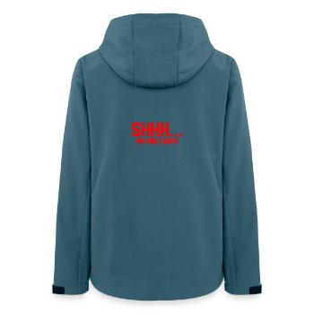 CHUT... Personne ne s’en soucie - Veste softshell femme recyclée Stanley/Stella - bleu pétrole foncé - Dos - AI Model Female 172 light (172cm)