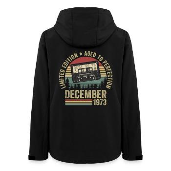Dezember 1973 - Jahrestag Dezember 1973 - Frauen Recycelte Softshelljacke von Stanley/Stella - Schwarz - Hinten - AI Model Female 172 light (172cm)