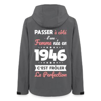 Geboren 1946 – Perfektion nahe - Frauen Recycelte Softshelljacke von Stanley/Stella - Anthrazit - Hinten - AI Model Female 172 light (172cm)