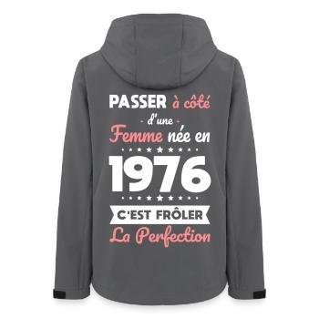 Geboren 1976 – Perfektion nahe - Frauen Recycelte Softshelljacke von Stanley/Stella - Anthrazit - Hinten - AI Model Female 172 light (172cm)