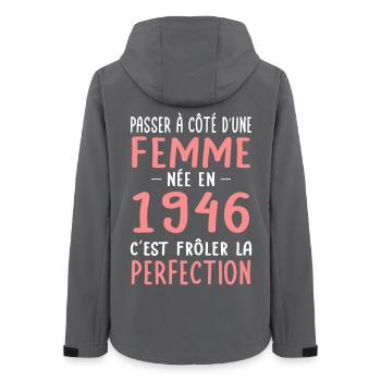 Geboren 1946 – Perfektion nahe - Frauen Recycelte Softshelljacke von Stanley/Stella - Anthrazit - Hinten - AI Model Female 172 light (172cm)