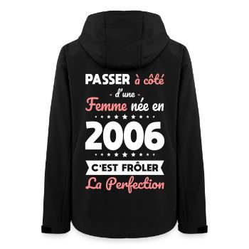 Geboren 2006 – Naht der Perfektion näher - Frauen Recycelte Softshelljacke von Stanley/Stella - Schwarz - Hinten - AI Model Female 172 light (172cm)