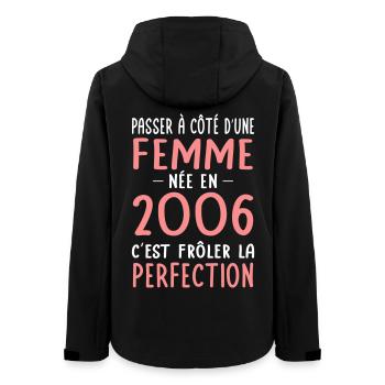 Geboren 2006 – Naht der Perfektion näher - Frauen Recycelte Softshelljacke von Stanley/Stella - Schwarz - Hinten - AI Model Female 172 light (172cm)