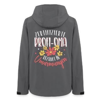Mamie professionnelle certifiée serre sa grand-mère dans ses bras - Veste softshell femme recyclée Stanley/Stella - charbon - Dos - AI Model Female 172 light (172cm)