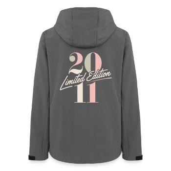 Limited Edition 2011 Geburtstag - Frauen Recycelte Softshelljacke von Stanley/Stella - Anthrazit - Hinten - AI Model Female 172 light (172cm)