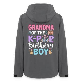 Grandma of The K-Pop Birthday Boy - Frauen Recycelte Softshelljacke von Stanley/Stella - Anthrazit - Hinten - AI Model Female 172 light (172cm)
