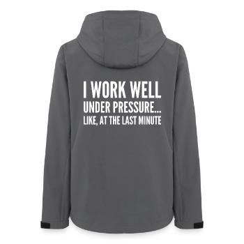 Ich arbeite gut unter Druck Wie in letzter Minute - Frauen Recycelte Softshelljacke von Stanley/Stella - Anthrazit - Hinten - AI Model Female 172 light (172cm)