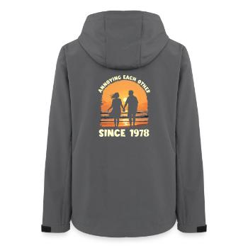 Jahrestag der gegenseitigen Belästigung seit 1978 - Frauen Recycelte Softshelljacke von Stanley/Stella - Anthrazit - Hinten - AI Model Female 172 light (172cm)