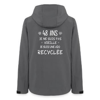 ado recyclée, anniversaire 48 ans, j'ai 48 ans - Veste softshell femme recyclée Stanley/Stella - charbon - Dos - AI Model Female 172 light (172cm)