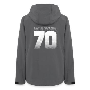 NYC 70 – Manhattan Vibes & Brooklyn Bridge - Frauen Recycelte Softshelljacke von Stanley/Stella - Anthrazit - Hinten - AI Model Female 172 light (172cm)