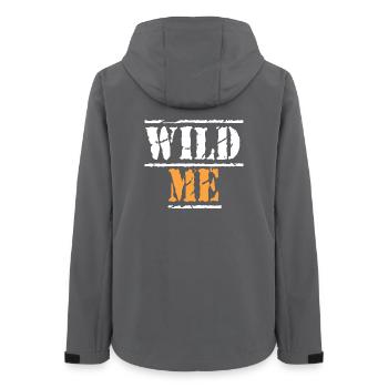 WILD ME Zitat - Frauen Recycelte Softshelljacke von Stanley/Stella - Anthrazit - Hinten - AI Model Female 172 light (172cm)
