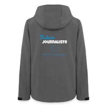 Futur Journaliste – Veuillez patienter - Veste softshell femme recyclée Stanley/Stella - charbon - Dos - AI Model Female 172 light (172cm)