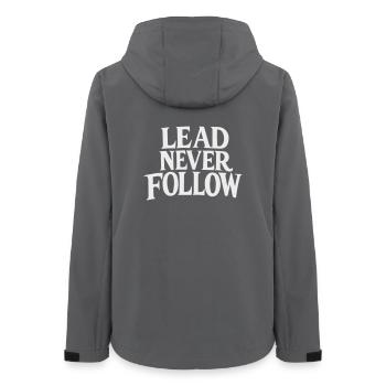 Führe niemals – Kühne Motivation Weiß - Frauen Recycelte Softshelljacke von Stanley/Stella - Anthrazit - Hinten - AI Model Female 172 light (172cm)