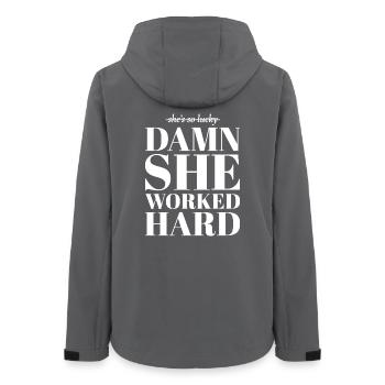 damn she worked hard | Feministisches Zitat - Frauen Recycelte Softshelljacke von Stanley/Stella - Anthrazit - Hinten - AI Model Female 172 light (172cm)