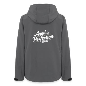 1975 Design für den 51 – Seit 51 Jahren - Frauen Recycelte Softshelljacke von Stanley/Stella - Anthrazit - Hinten - AI Model Female 172 light (172cm)