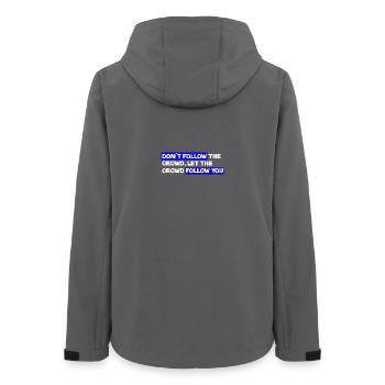 Ne suivez pas la foule – Laissez le public vous suivre - Veste softshell femme recyclée Stanley/Stella - charbon - Dos - AI Model Female 172 light (172cm)