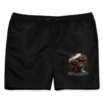 Kamera im Wald mit Schriftzug - Männer Badeshorts - Schwarz - Vorne - AI Model Male 178 light (178cm)