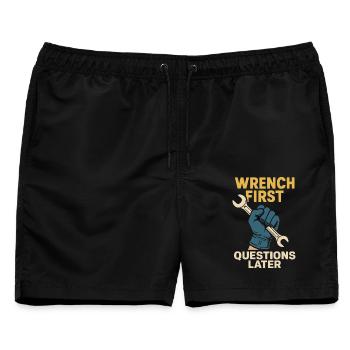 Auto Mechaniker Humor lustiger Schrauber Spruch - Männer Badeshorts - Schwarz - Vorne - AI Model Male 178 light (178cm)