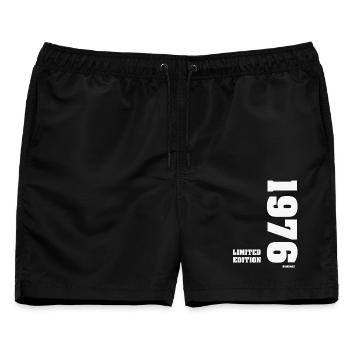 Limited_Edition_1976 - Männer Badeshorts - Schwarz - Vorne - AI Model Male 178 light (178cm)