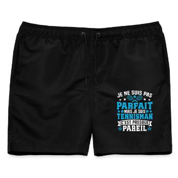 Ich bin nicht perfekt, aber ich bin ein Tennisspieler - Männer Badeshorts - Schwarz - Vorne - AI Model Male 178 light (178cm)