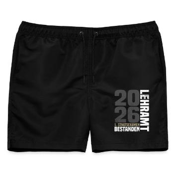 1. Staatsexamen Lehramt 2026 - Männer Badeshorts - Schwarz - Vorne - AI Model Male 178 light (178cm)