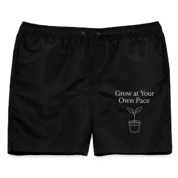 Wachse In Deinem Eigenen Tempo Pflanze - Männer Badeshorts - Schwarz - Vorne - AI Model Male 178 light (178cm)