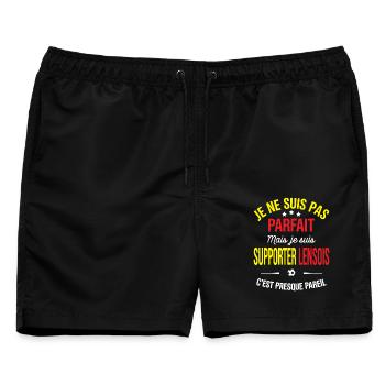 Nicht perfekt, aber die Unterstützung von Lens ist dasselbe - Männer Badeshorts - Schwarz - Vorne - AI Model Male 178 light (178cm)