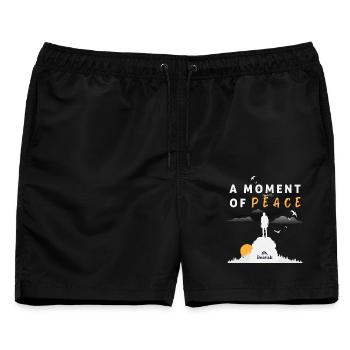 Moment des Friedens: Silhouette "Ein Moment des Friedens" - Männer Badeshorts - Schwarz - Vorne - AI Model Male 178 light (178cm)