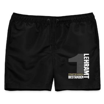 1. Staatsexamen Lehramt - Männer Badeshorts - Schwarz - Vorne - AI Model Male 178 light (178cm)