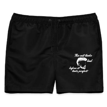 Witziger Friseur-Haarschnitt schlecht vor perfekten Männern – Zitat - Männer Badeshorts - Schwarz - Vorne - AI Model Male 178 light (178cm)
