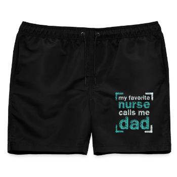 Stolzer Papa einer Krankenschwester - Männer Badeshorts - Schwarz - Vorne - AI Model Male 178 light (178cm)